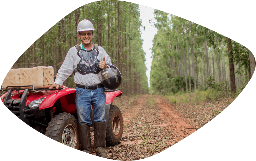 Somos una empresa exitosa, con un equipo comprometido, innovador y decidido a superar los desafíos. Nuestros logros –el estándar internacional de calidad de nuestra celulosa, los récords consecutivos en producción, la vanguardia tecnológica en el campo y en la industria, la autosuficiencia en energía verde, la operación de la red multimodal que lleva nuestro producto al mundo, entre otros– pasan por las manos y las mentes del equipo de Eldorado, que hace historia.