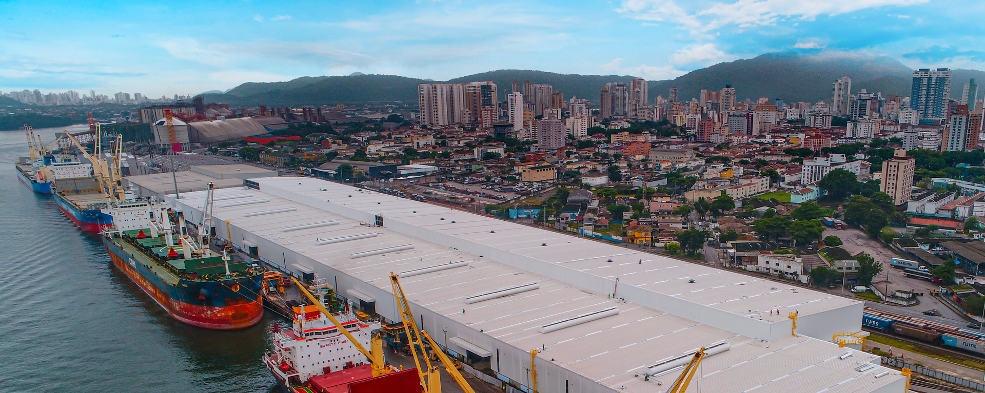 com capacidade para movimentar 3 milhões de toneladas de celulose por ano